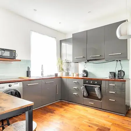 3 Bedroom Central London Townhouse 2Min To Station, Sleeps 8